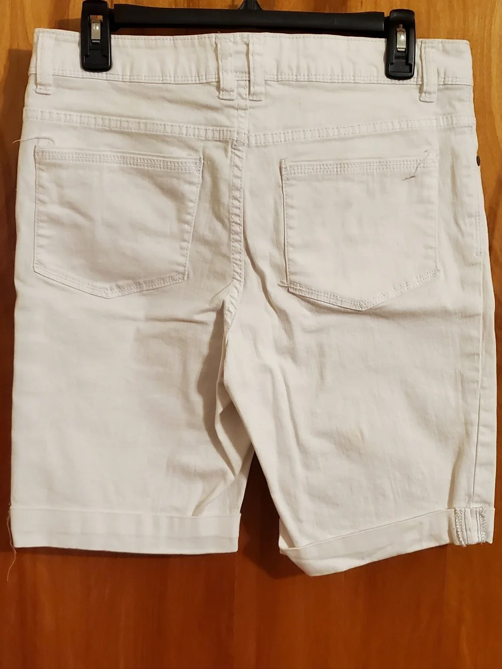 Women’s White Cotton Blend Bermuda Shorts. Size 6 - Picture 2 of 2